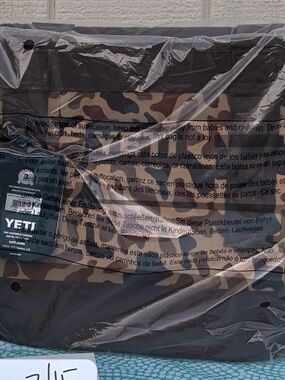 Yeti 20 Wetlands Camo Camino Carryall Tote Bag